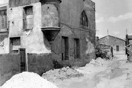Alfarería. Exterior de la fábrica de José Mª Gimeno Martínez, con lo montones de arcilla, materia prima utilizada en la fabricación de la pasta tradicional de la cerámica. Foto del año 1957.