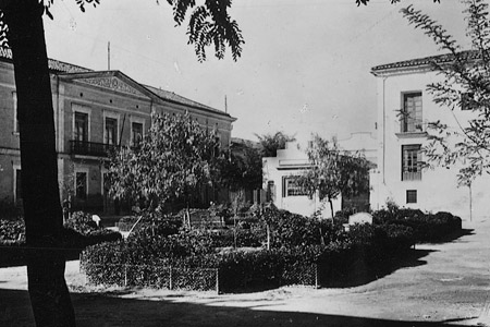 Vista parcial de la Plaza del Castillo, con los edificios del Ayuntamiento, a la izquierda, y del Palacio de los Boïl, a la derecha. El Palacio de los Boïl, cuando fueron abolidos los señoríos, fue Cuartel de los Fusileros en 1847 y en 1864. Entre los años 1892 y 1959 se utilizó como Cuartel de la Guardia Civil. Fue declarado ruina y derruido el año 1960. Foto del año 1950.