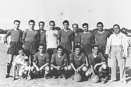 Equipo de futbol de la U.D. Manises con su presidente, Francisco Alonso Tormo. Entre los jugadores se encuentra Vicente Martínez Catalá (tercero por la izquierda de pie). Foto del año 1946.