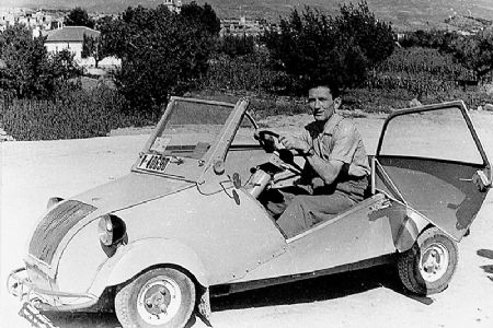 Francisco Gadea conduciendo su coche Biscuter equipado con motor Willers. Foto del año 1957.