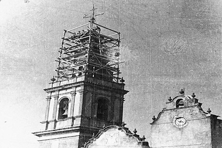 El campanario de San Juan Bautista. Dos aspectos de la restauración de la parte superior del campanario de la parroquia de San Juan Bautista, y de la 