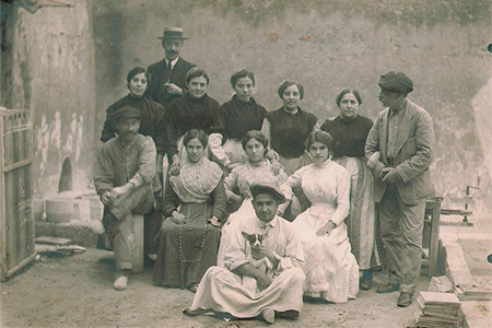Trabajadores de la Fábrica de cerámica de Cabedo La Rosa, conocida como la Fábrica Nueva, que estaba situada a la altura de la parte de la estación. Fotografía realizada entre los años 1910 y 1915.