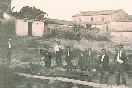 Vista de la pequeña barca que servía para cruzar el Río Túria. Esta vía de comunicación fue construída en la década 1920-1930.