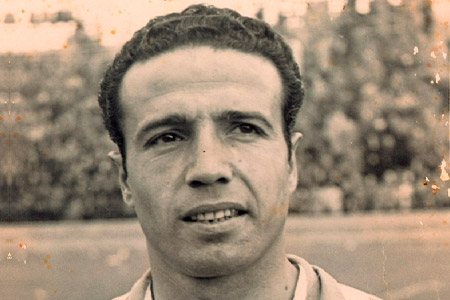 Vicente Martínez Catalá. Manises 1916-1965. Futbolista. Jugador del equipo manisero Saturno C.D. Como profesional comenzó en las filas del Levante U.D. donde también acabó su carrera profesional. También jugó en el R.C.D. Español (Ganó un campeonato de Copa) y, posteriormente, fichó por el R.C. Zaragoza.