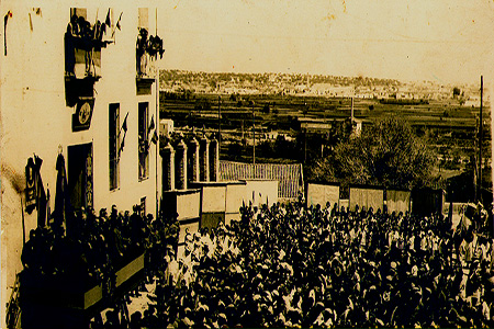El alcalde de la ciudad, José Mª Carpintero Alpuente y primeras autoridades, en la entrega de una bandera española de la Guardia Civil. El acto se realizó el 14 de abril de 1932, aniversario de la proclamación de la II República, en la plaza de Alcalá Zamora (Actual Plaza del Castell) delante de la antigua fachada del cuartel de la Guardia Civil.