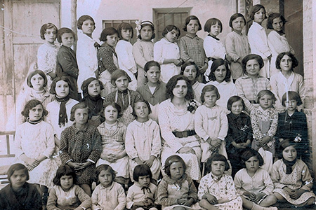 Escuela Nacional de chicas dirigida por Carmen LLopis. Su sobrina, Pura (en la foto) la sustituyó durante un tiempo. Año 1933.