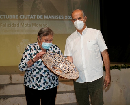 Manises reconoce la trayectoria de la ceramista Felicidad Mota Moreno con el premio 9 de Octubre