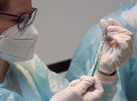 La Consellería de Sanidad empieza la vacunación masiva en Manises