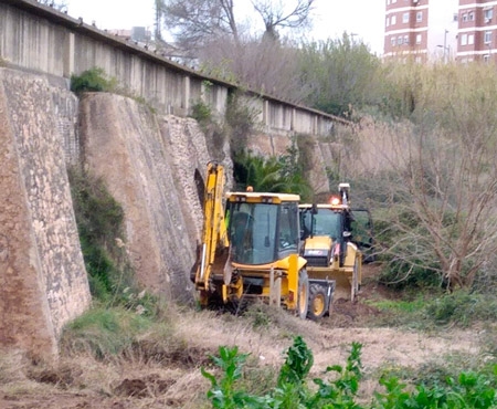 El Ayuntamiento de Manises limpia el acceso al acueducto Els Arcs