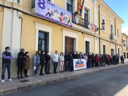 Concentración en el Ayuntamiento de Manises mostrando su solidaridad con el pueblo ucraniano